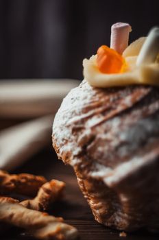 Stylish Easter cake with marshmallows and jelly bears on a dark rustic wooden background. Seasonal Happy Easter greetings. selective focus. modern happy easter image