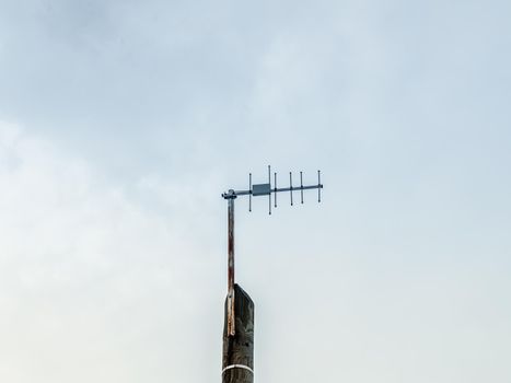 Antenna to provide communication by payphone against sky.