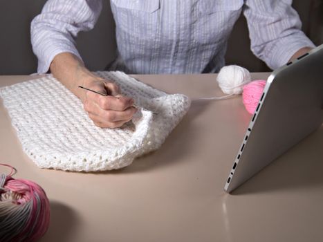 Online training. Tablet, threads, spokes, fabric on light table