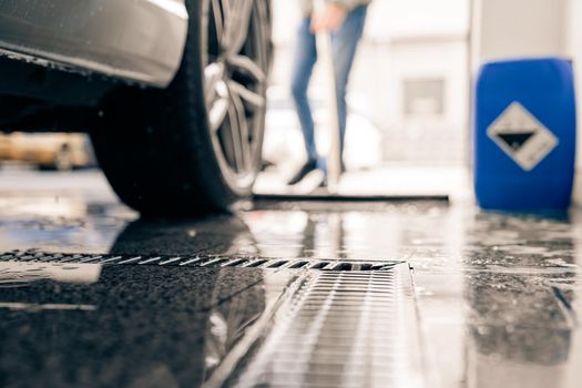 Clean the floor at the car wash with the help of a water spatula.