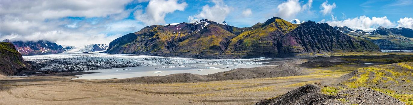 Panoramic view over Skaftafellsjokull glacier and tourists, a wander near Skaftafell on South Iceland