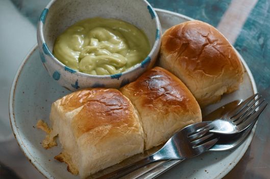 butter bread with pandan custard