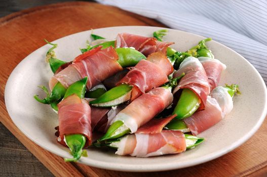 Stuffed pea pods with ricotta and Parma ham. Excellent option with low fat content. This is a wonderful, festive recipe for snacks.