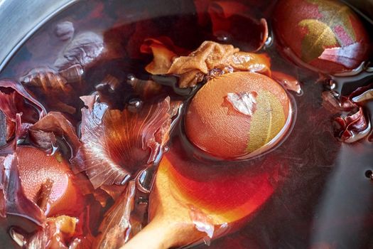 Dyeing Easter eggs with onion peels - cooking them in a pot