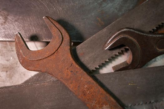 wrenches on the background of hacksaw blades
