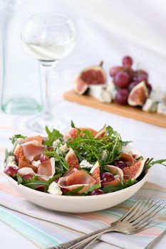 Arugula salad with Parma ham, blue cheese, figs, grapes