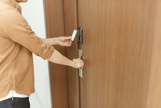 electronic key access system to lock and unlock doors