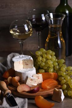  Cheese brie, camembert with white grapes, sliced persimmons and plums, a great appetizer for wine 