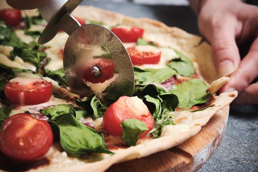 Pizza with cheese, tomatoes, spinach and smoked sausage