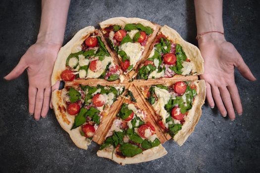 Pizza with cheese, tomatoes, spinach and smoked sausage