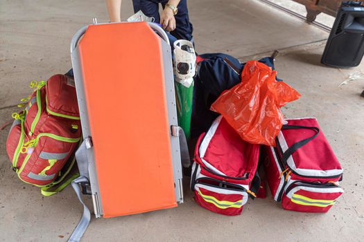 Medicine bags and medical equipment are placed on the floor during emergency nursing practice.