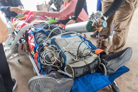 Nursing staff training in the use of the heart wave detector in an emergency accident