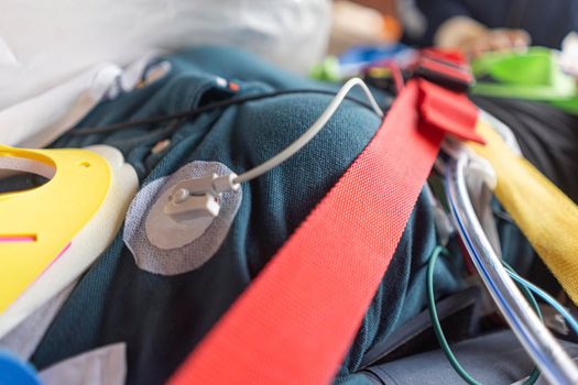 Nursing staff training in the use of the heart wave detector in an emergency accident