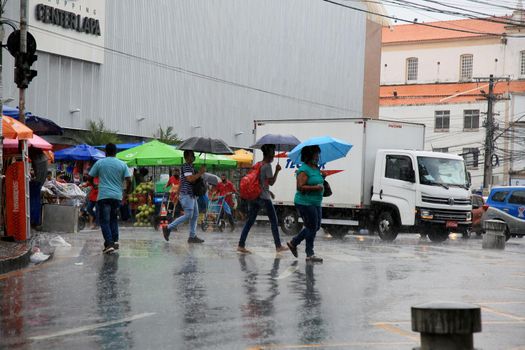 pessoas usando guarda-chuva durante chuva no Centro da cidade de Salvador (BA), nessa sexta-feita 8 (Joá Souza/ Futura Press).