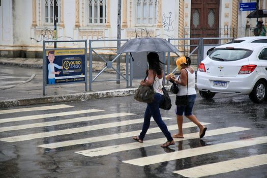 pessoas usando guarda-chuva durante chuva no Centro da cidade de Salvador (BA), nessa sexta-feita 8 (Joá Souza/ Futura Press).