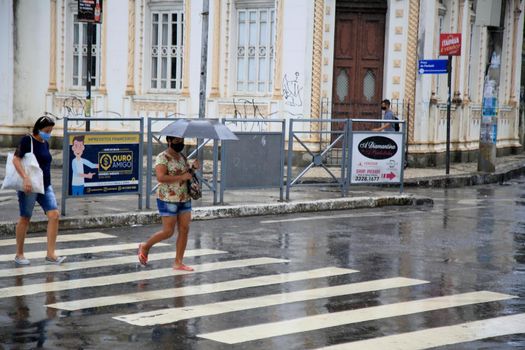 pessoas usando guarda-chuva durante chuva no Centro da cidade de Salvador (BA), nessa sexta-feita 8 (Joá Souza/ Futura Press).