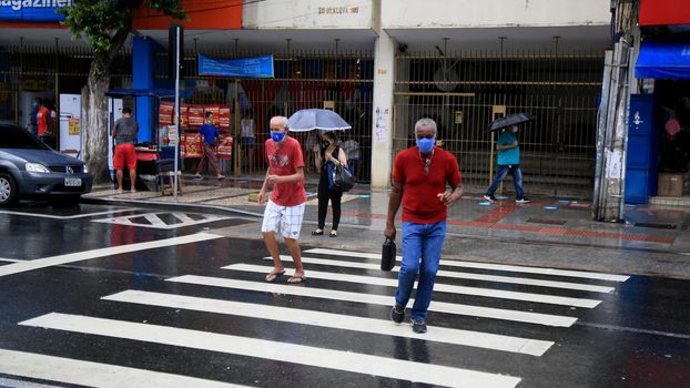 pessoas usando guarda-chuva durante chuva no Centro da cidade de Salvador (BA), nessa sexta-feita 8 (Joá Souza/ Futura Press).