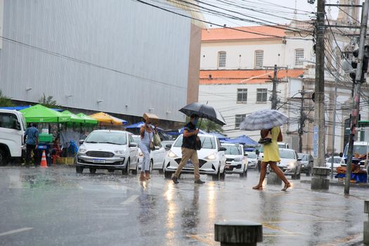 pessoas usando guarda-chuva durante chuva no Centro da cidade de Salvador (BA), nessa sexta-feita 8 (Joá Souza/ Futura Press).