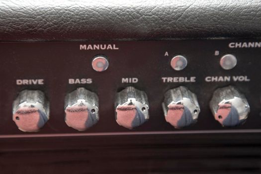  Dials that set the range and channel for a guitar amplifier 