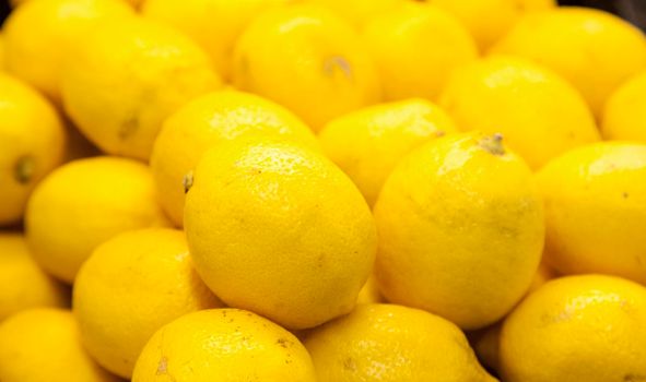  close up of yellow lemons at a farmers market