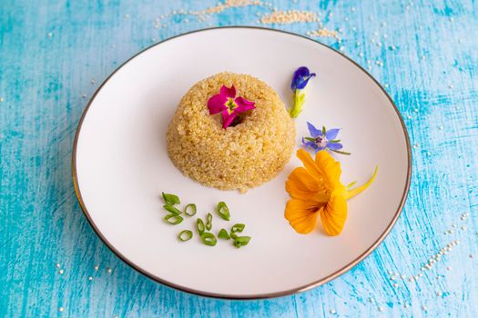 Quinoa plate presentation decorated with edible flowers