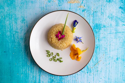 Quinoa plate presentation decorated with edible flowers