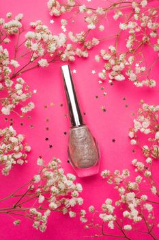 Layout of nail polish and flowers . Nail polish. Painting the nails. Manicure and pedicure. Article about the choice of varnish . The article is about the manicure. Content for a manicurist. Varnish and flowers. Copy space. Photos of the beauty industry for the blog.