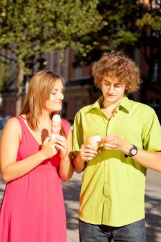 Man and woman in the city - eating ice cream in the summer