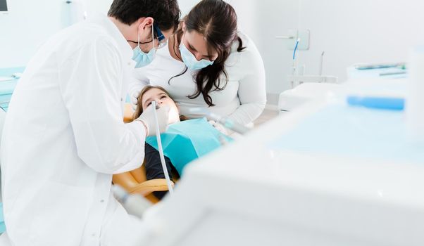 Dentist trearing child in his surgery, there is no need to drill a tooth