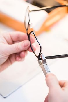 Mann assembling frame and lens of new spectacle optical glasses