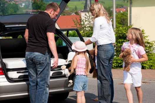 Familie verreist in die Ferien mit dem Auto