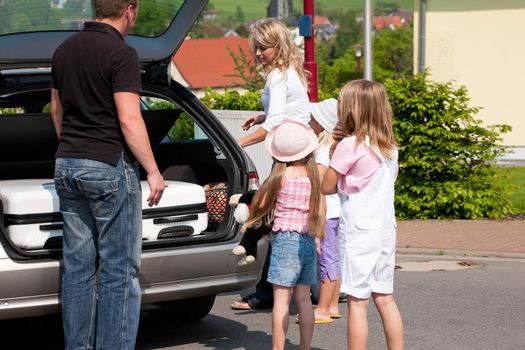 Familie verreist in die Ferien mit dem Auto