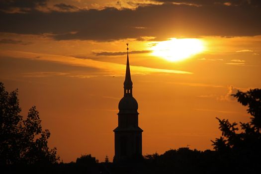 Kirchturm im Sonnenuntergang