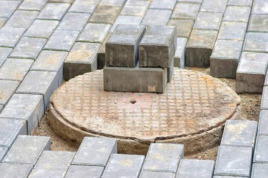 Laying bridge stone on the sand around the hatch, joints at the corners, process technology