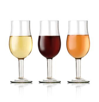 3G lass of red and white wine on a white background 