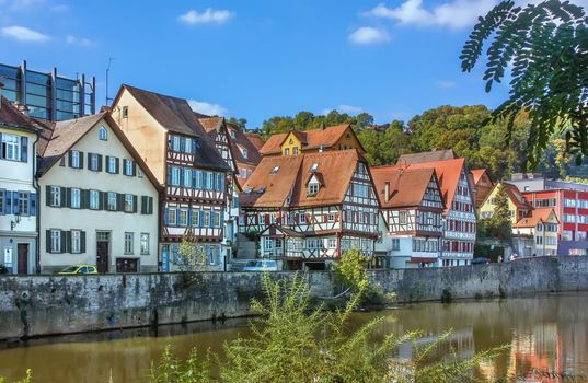 Half-timbered houses along Kocher river in Schwabisch Hall, Germania