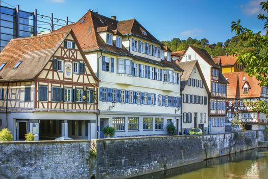 Half-timbered houses along Kocher river in Schwabisch Hall, Germania