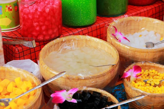 Thailand eat dessert with ice to cool.