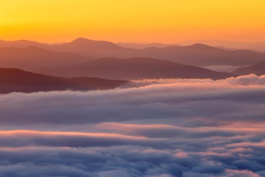 Sunrise scenery The peaks are foggy white, beautiful.