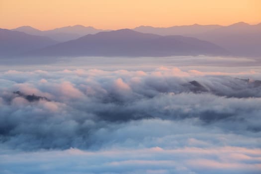Sunrise scenery The peaks are foggy white, beautiful.