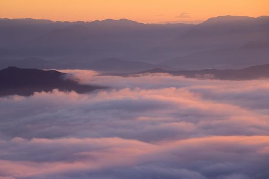 Sunrise scenery The peaks are foggy white, beautiful.