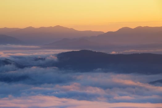 Sunrise scenery The peaks are foggy white, beautiful.