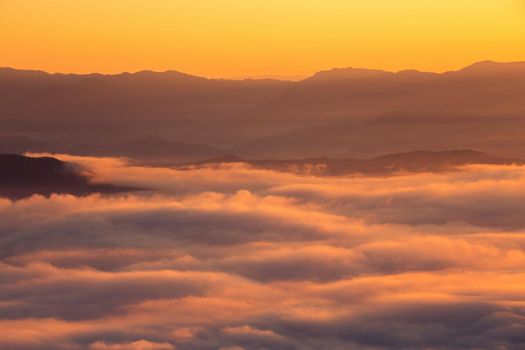 Sunrise scenery The peaks are foggy white, beautiful.