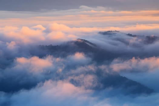 Sunrise scenery The peaks are foggy white, beautiful.