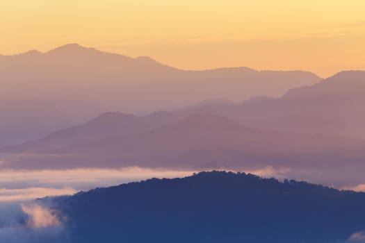 Sunrise scenery The peaks are foggy white, beautiful.