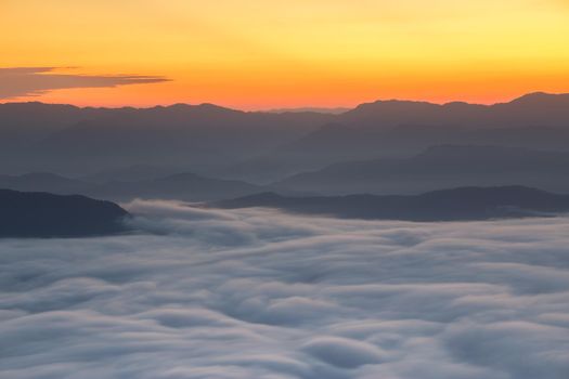 Sunrise scenery The peaks are foggy white, beautiful.