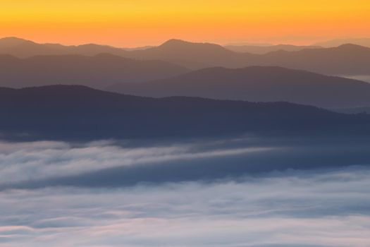 Sunrise scenery The peaks are foggy white, beautiful.