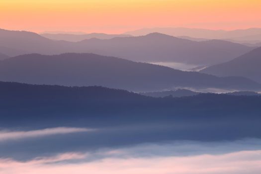 Sunrise scenery The peaks are foggy white, beautiful.