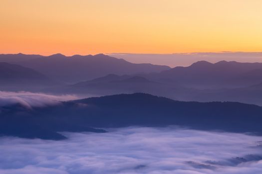 Sunrise scenery The peaks are foggy white, beautiful.
