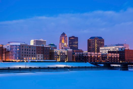 Des Moines skyline accros frozen Des Moines River. Des Moines, Iowa, USA.